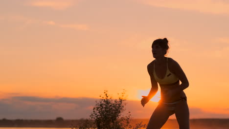 Empfangsvolleyball-Servieren.-Schöne-Frau-Im-Bikini-Am-Strand-Bei-Sonnenuntergang.