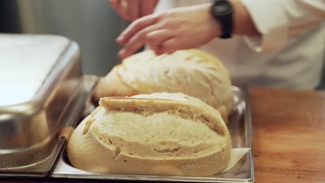 Bäcker-Wendet-Das-Brot-Und-Legt-Es-In-Den-Ofen