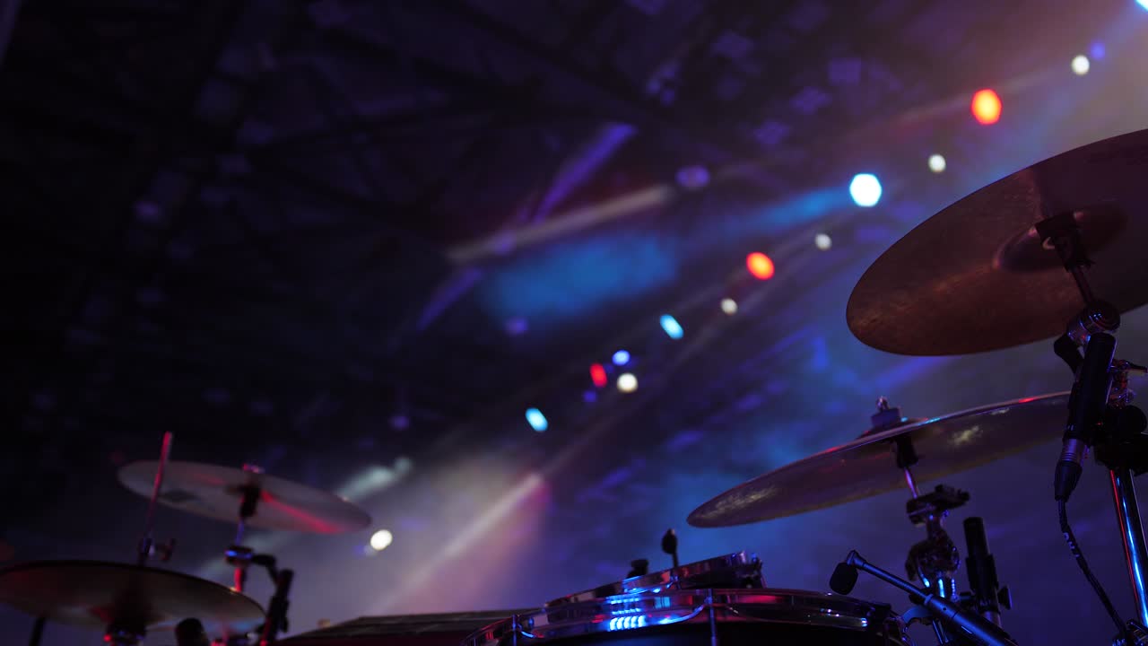 Bateria contra o fundo de luzes de palco.