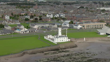 Una-Vista-Aérea-Del-Museo-De-La-Torre-De-Señales-De-Arbroath-Y-La-Estación-De-Botes-Salvavidas-Rnli