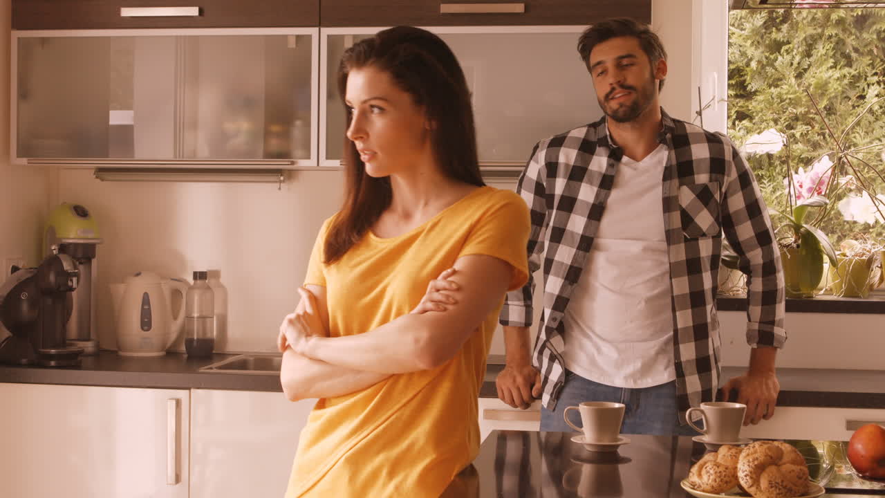 en una pareja a una discusión