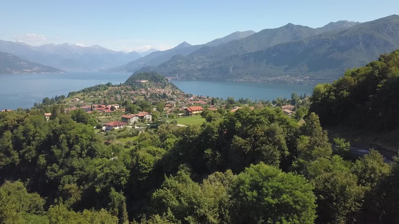 terraza de villa de lujo con vista a un hermoso lago y cordillera en italia, bellagio, como