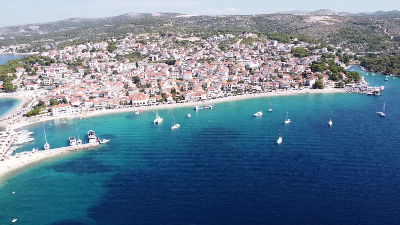 primosten, dalmatia, croatia - 요트, 보트, 해변 및 마을의 공중 무인 항공기 전망