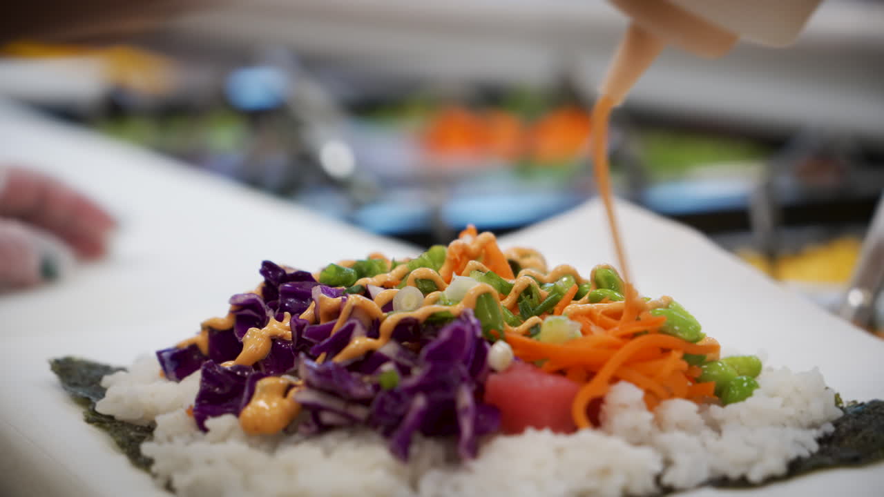 작업자는 스퀴즈 병을 사용하여 매콤한 5월을 찌르는 부리토 위에 뿌리고, 포커리토를 채우고, 슬로우 모션은 4k를 닫습니다.