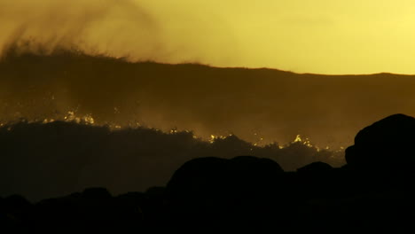 Große-Orangefarbene-Und-Schwarze-Wellen,-Die-Sich-Bei-Sonnenuntergang-In-Zeitlupe-Krümmen-Und-Brechen