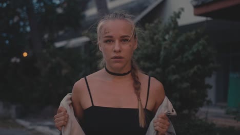 mujer joven en un entorno urbano