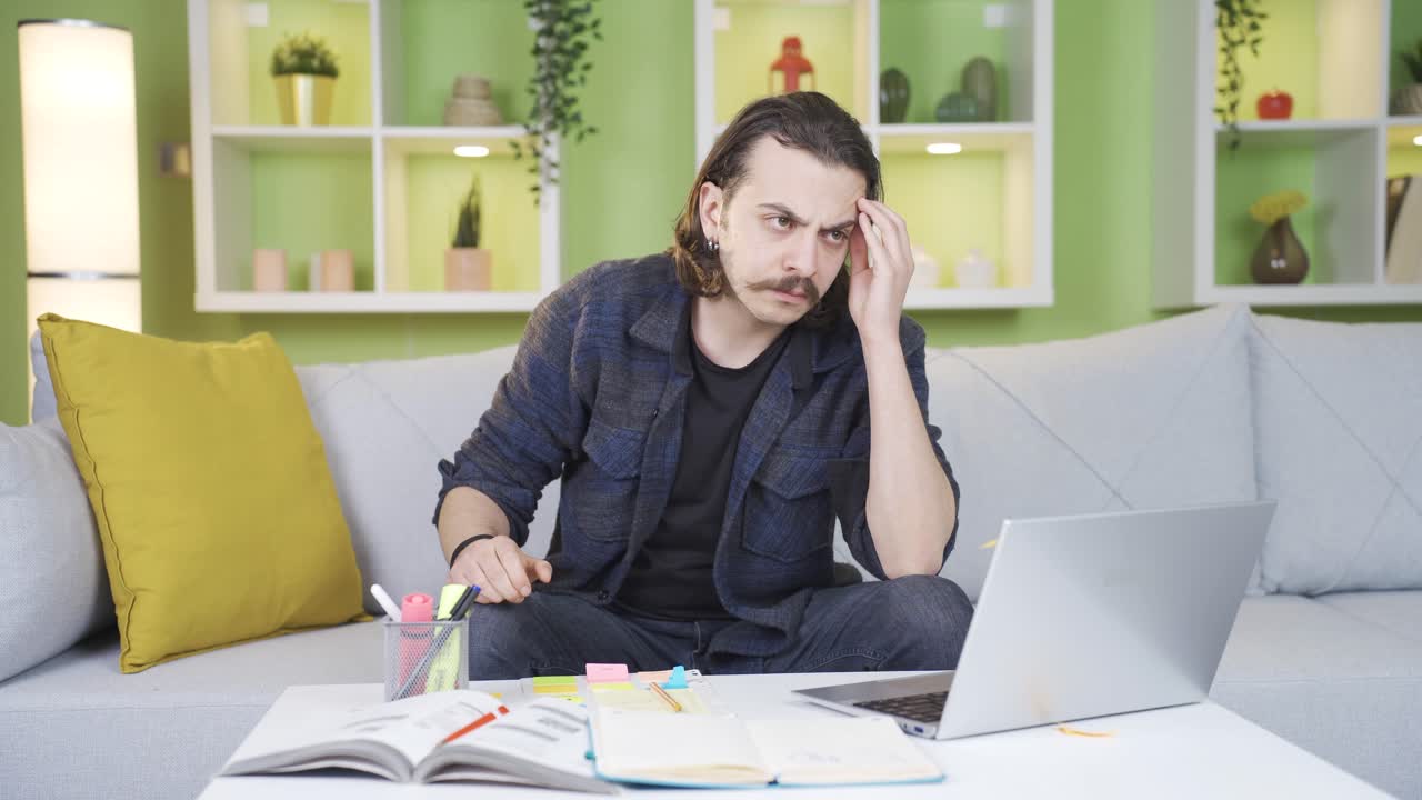 un hombre deprimido con problemas personales es infeliz.