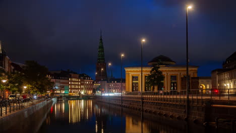 el tráfico del casco antiguo de copenhague en el atardecer con la arquitectura europea.