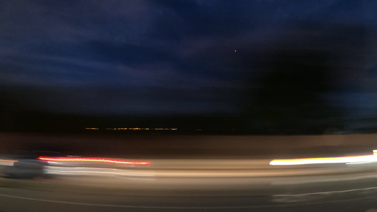 conduciendo por la ciudad bajo el cielo azul de la noche - lapso de tiempo