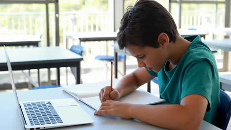 un escolar atento estudiando en el aula