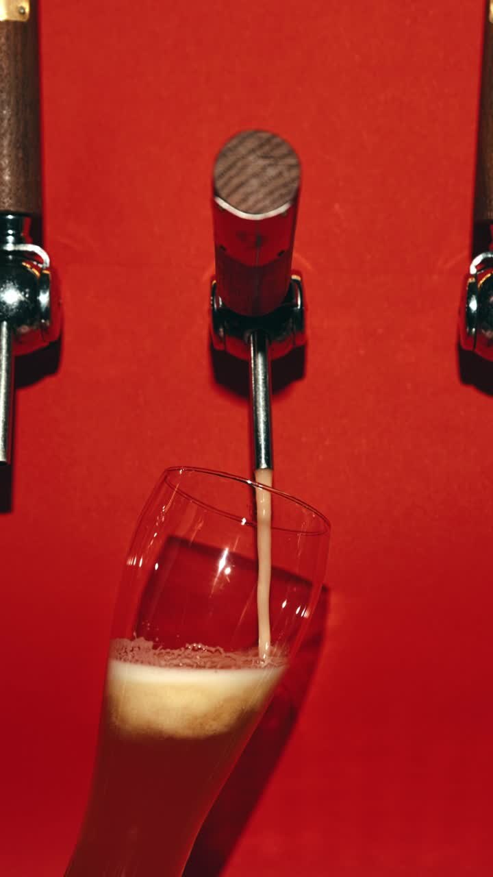 vertiendo cerveza en un vaso