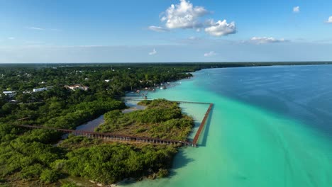 vista aérea alrededor de los muelles en el área natural protegida parque laguna de bacalar, en el soleado méxico - órbita, disparo de drones