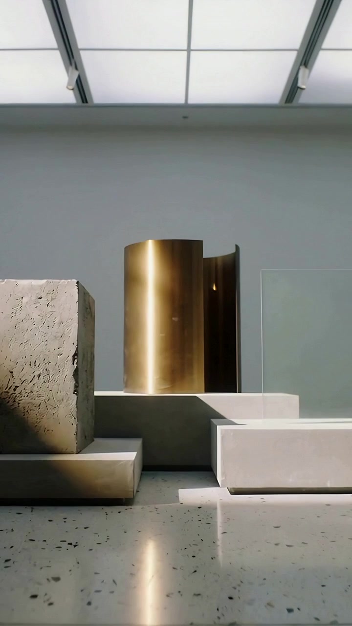 Video verticale: Telecamera in movimento che mostra un'asta di ottone su un piedistallo in un museo illuminato dal lucernario, con il bagliore che ne rivela la forma.