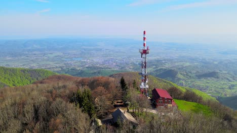 4K-Drohnenaufnahmen-Aus-Der-Luft-Eines-Fernseh--Und-Radiokommunikationszentrums-Auf-Dem-Gipfel-Des-Berges-Im-Frühling