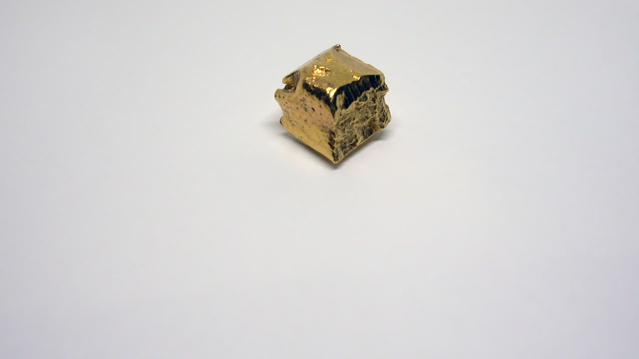 Una pepita de metal dorado.