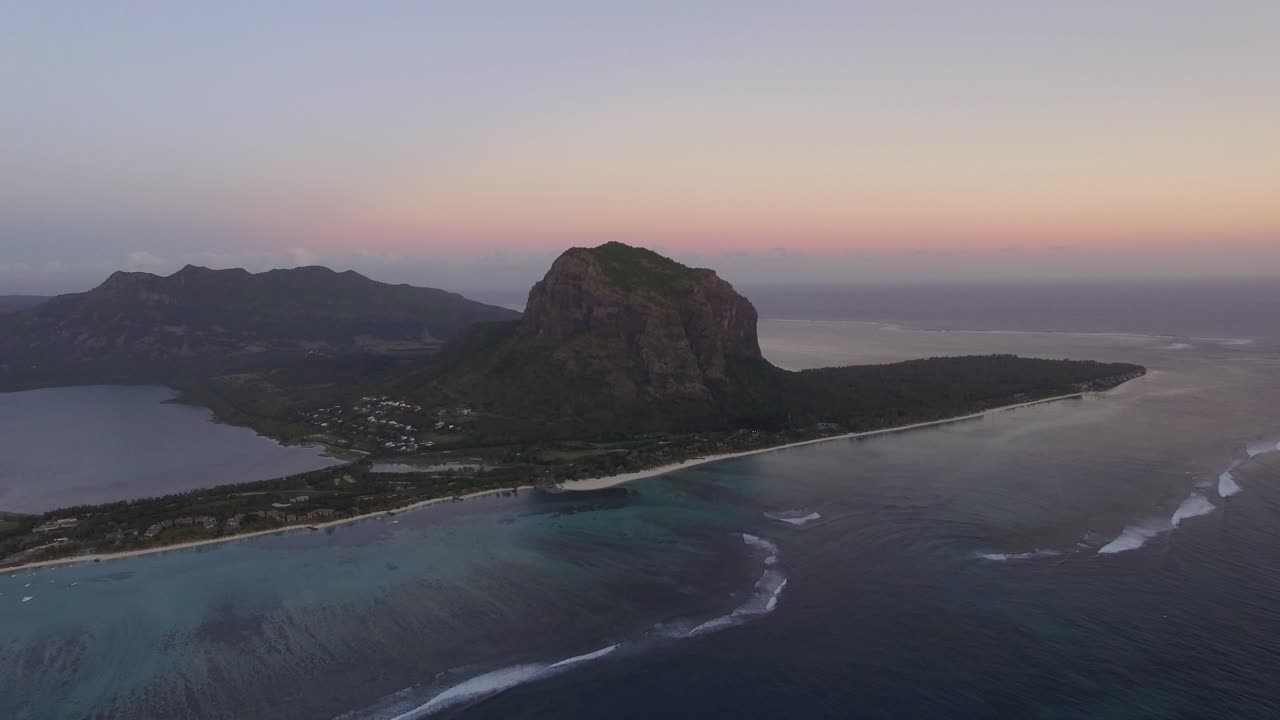 vista aérea de mauritius con la montaña y el océano de le morne brabant