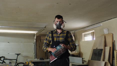 trabajador en un taller con máscara de seguridad