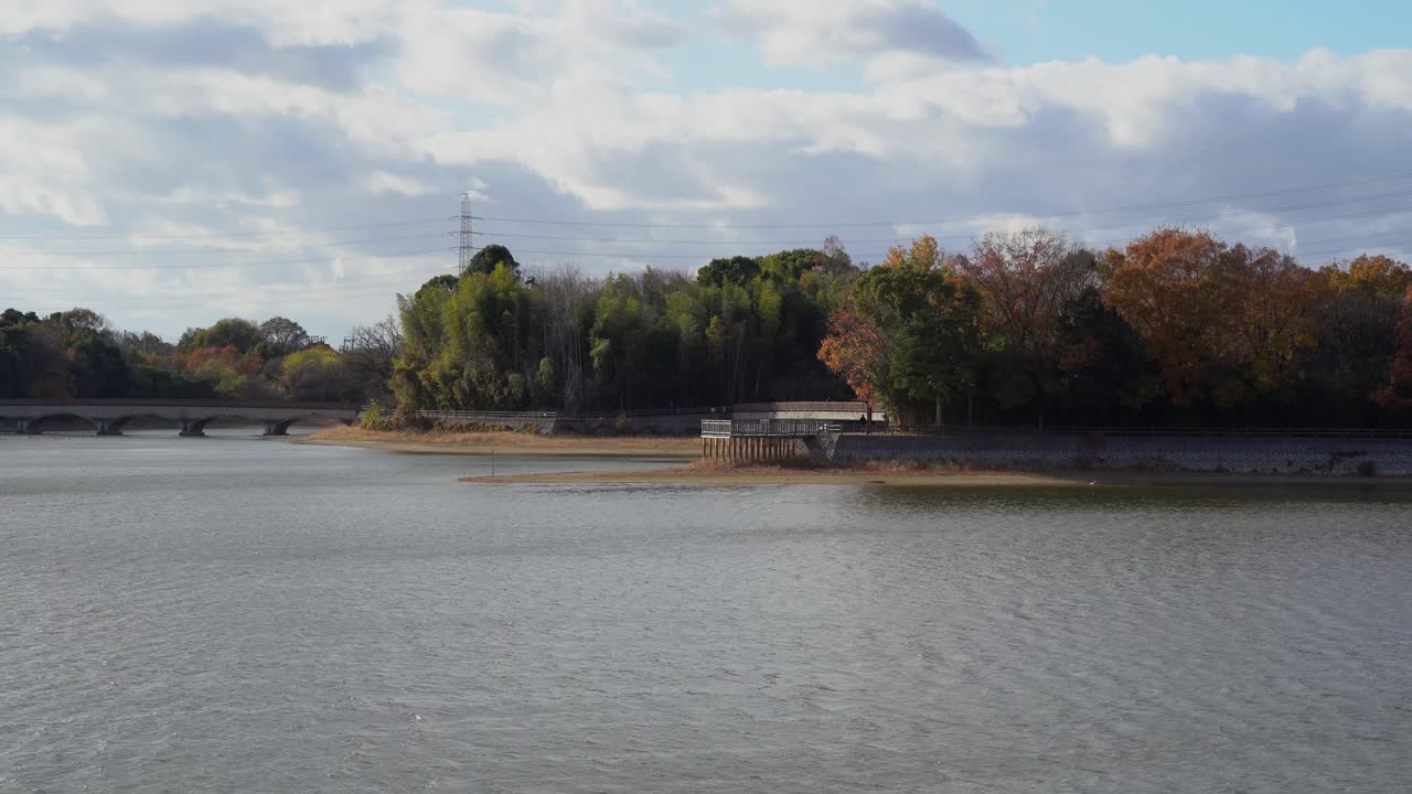 Ludzie spacerujący po parku Chokushi Waterside Park w Japonii.
