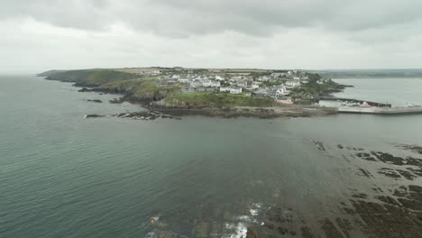 Vista-Panorámica-De-Los-Encantos-Costeros-De-Ballycotton-En-El-Condado-De-Cork,-Irlanda---Aérea