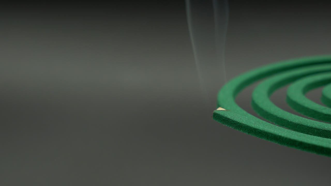 incienso de bobina de mosquito tomado sobre un fondo negro