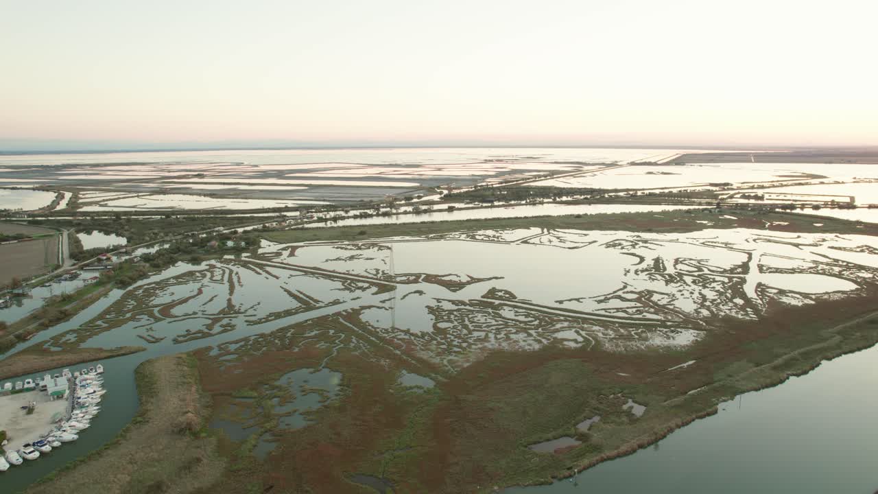 La laguna e le zone umide delle Valli di Comacchio, vista orbitale da drone di giorno.