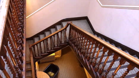 Leicestershire-Manor-House-Treppe-Mit-Blick-Auf-Zwei-Treppen