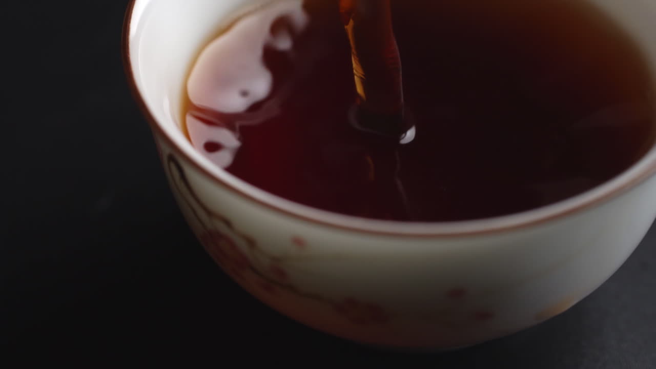 작은 컵에 차를 부는 것