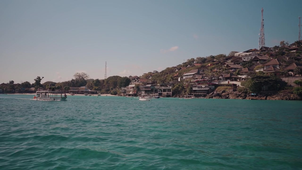 Tropikal Ada Köyü Yakınında Seyreden Tekne
