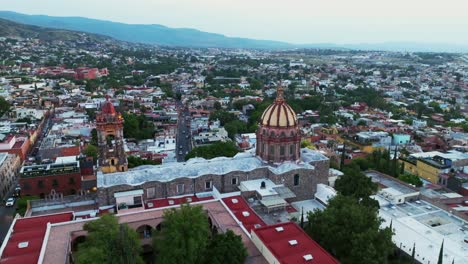 Iglesia-De-La-Inmaculada-Concepción-En-San-Miguel-De-Allende,-México---órbita-Aérea