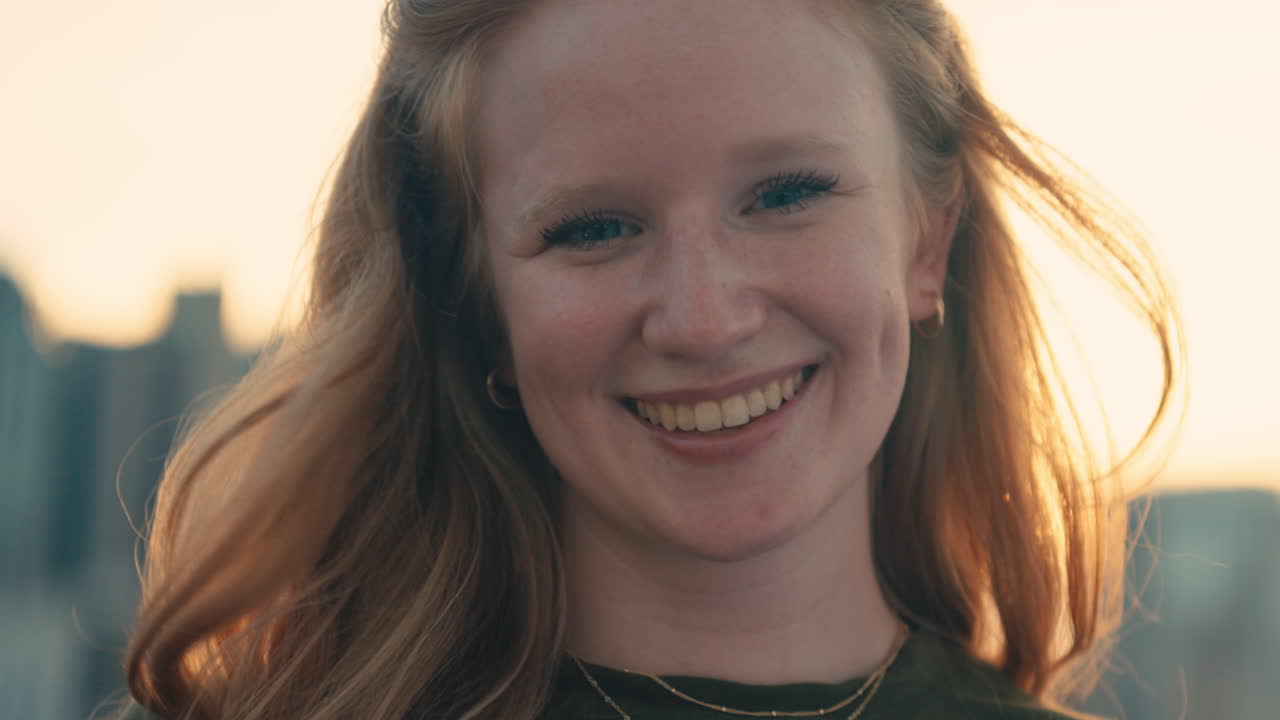 Vrouw met een 'Ik heb gestemd'-sticker