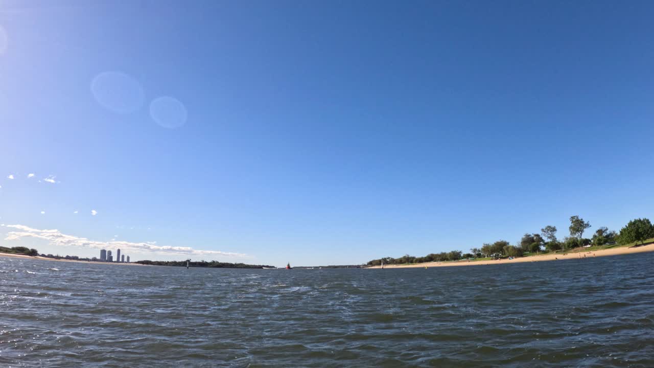 olas y horizonte bajo un cielo azul claro