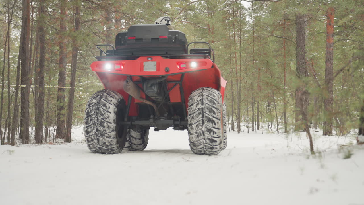 Esplorazione di paesaggi forestali innevati. Attraversamento di sentieri forestali ghiacciati con un veicolo fuoristrada durante l'inverno. Spedizione invernale avventurosa attraverso boschi carichi di neve a bordo di un veicolo offroad.