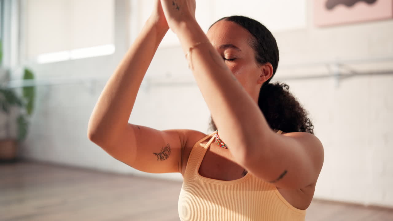 Mujer practicando yoga y meditación en interiores