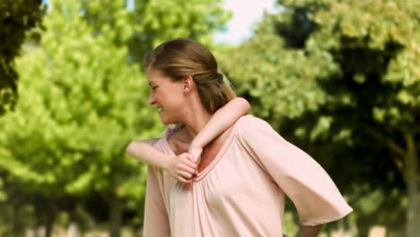 Mujer-En-Cámara-Lenta-Dando-A-Su-Hija-A-Cuestas