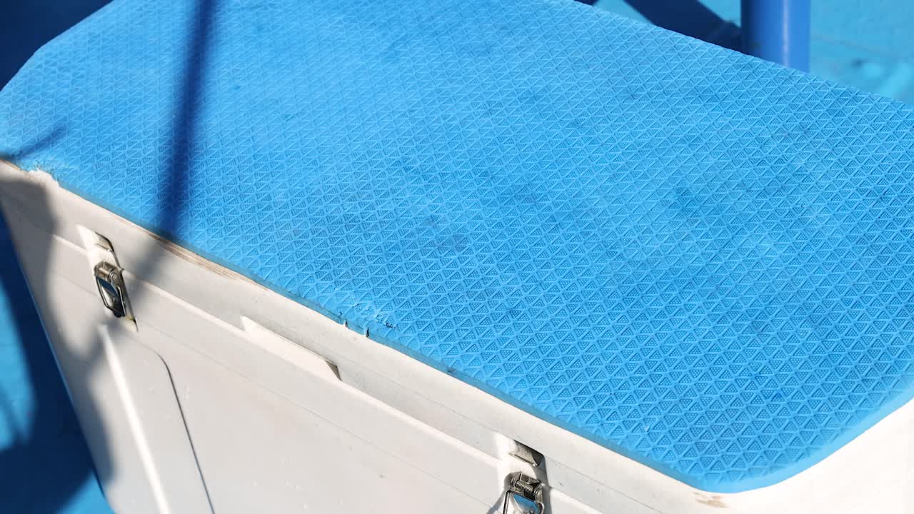 태국 푸켓에서 얼음으로 가득 찬 냉장고를 열고 밝은 빛 아래 술을 마시는 사람