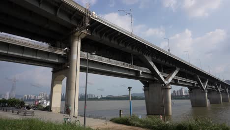 首爾地鐵列車在韓國首都<unk>大橋上穿過漢河 - - 從ttukseom hangang公園的景色