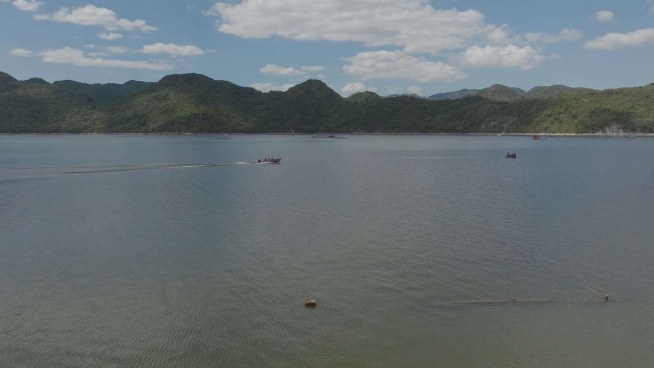 drone volando a baja altitud sobre las aguas tranquilas de la presa de hatillo en la república dominicana