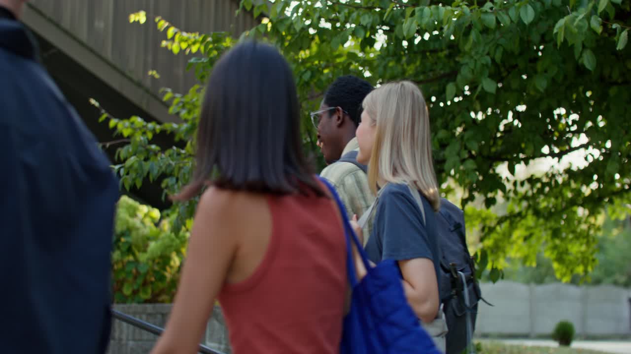 밖에서 는 사람들