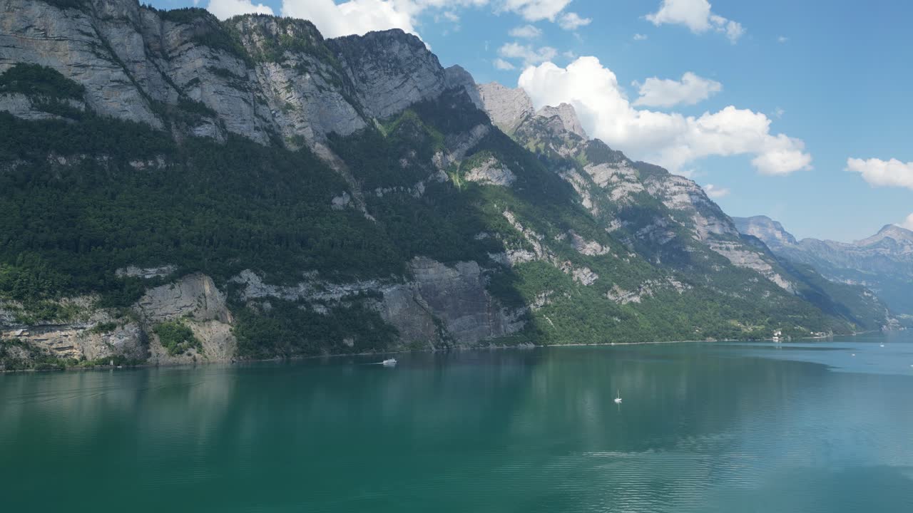 enorme cordillera de los alpes suizos capturada por un avión no tripulado que adorna el lago walensee