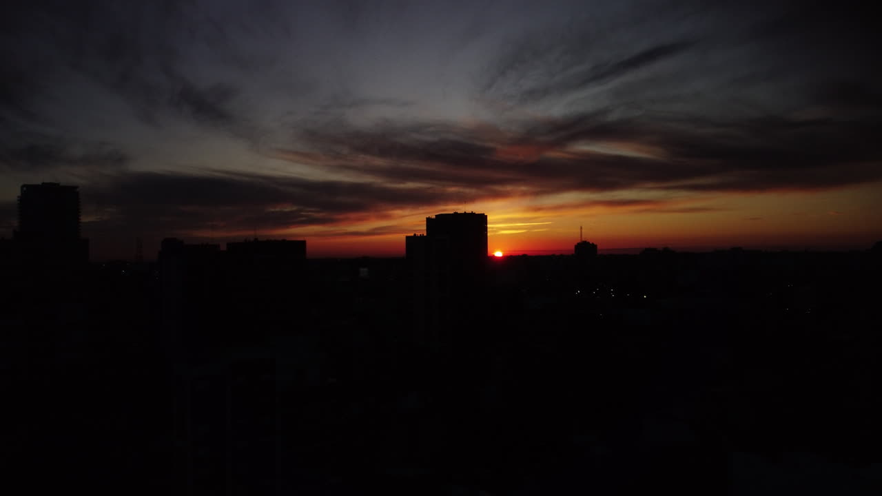 Sol en el horizonte de la ciudad, silueta urbana