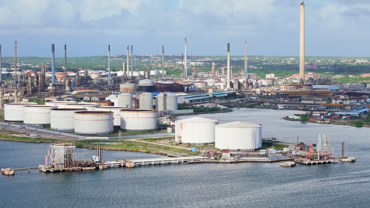 드론은 해안 반도 앞에 저장 크를 설치하기 위해 아래로 기울어 올라갑니다.