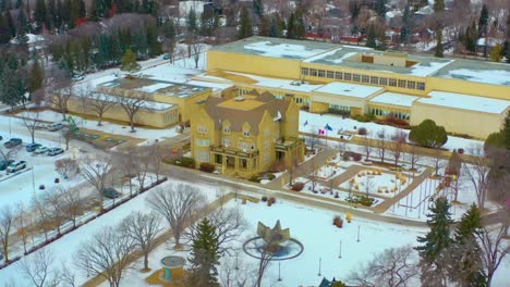 Luftbild-Winter-Halbkreis-Um-Das-Regierungsgebäude-Hintergrund-Das-Alte-Königliche-Alberta-museum,-Das-Von-Ihrer-Majestät-Königin-Elizabeth-Ii.-Am-24.-Mai-2005-Zur-Feier-Des-100.-Jubiläums-Von-Alberta-Vom-3.-Bis-Zum-6.-Jubiläum-Eingerichtet-Wurde