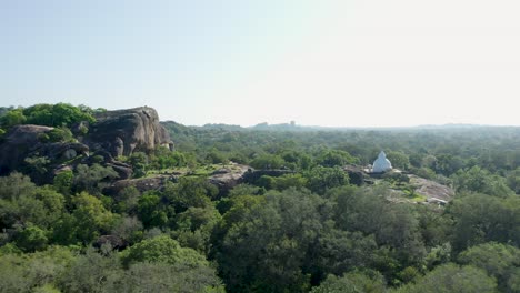 Strahlender-Sonnenschein-Im-Tropischen-Dschungel-Weißer-Buddhistischer-Schrein-Sri-Lanka