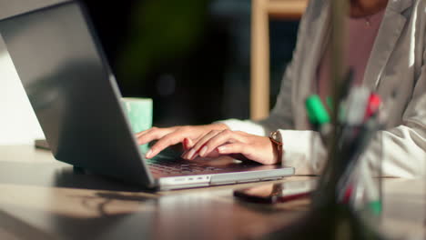 computadora portátil, negocios y manos de mujer negra escribiendo
