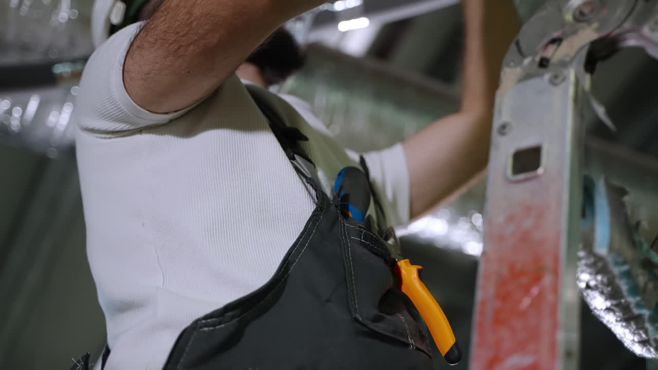 trabajador de la construcción en una escalera