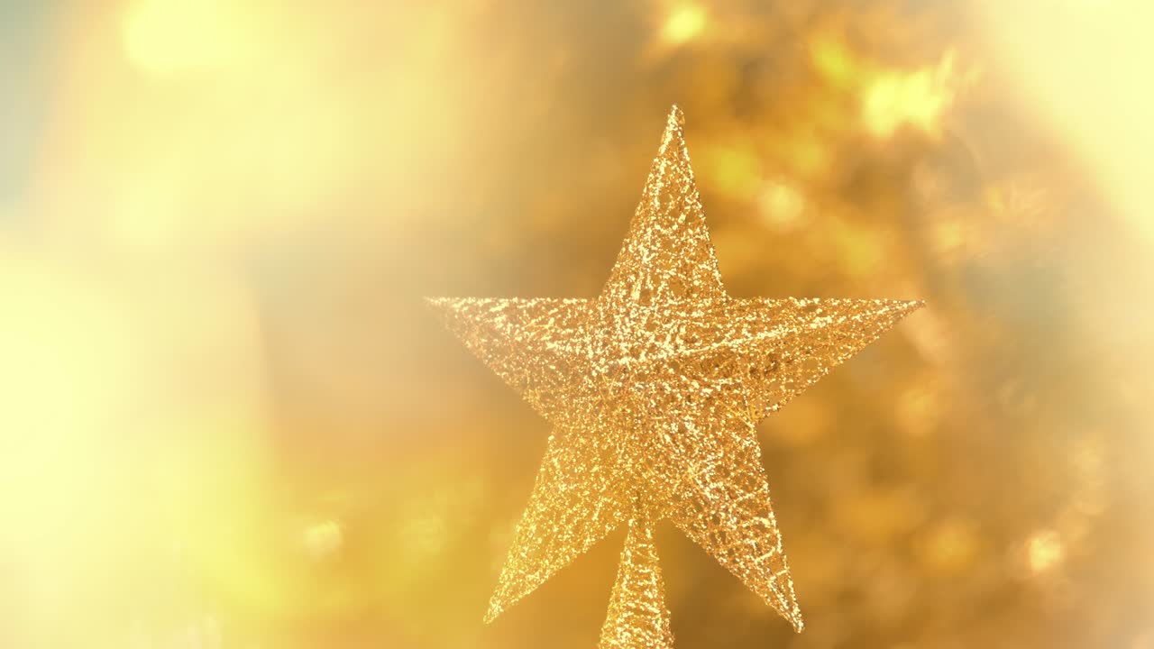 forma de estrellas doradas girando sobre un fondo dorado