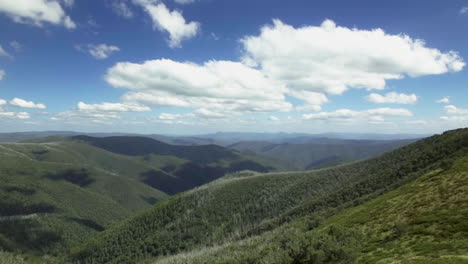 toma aérea en las montañas del país alto victoriano, australia