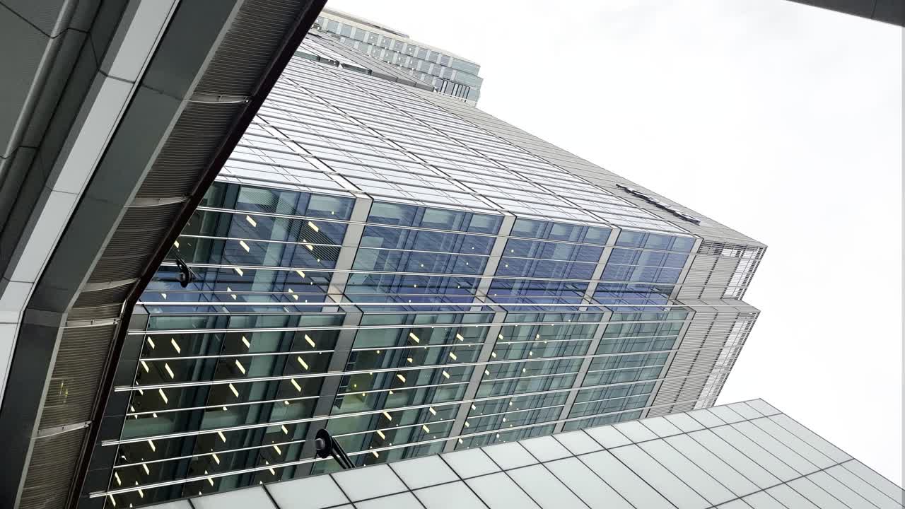 grandes edificios con paredes de vidrio reflectante a prueba de balas lugar para reuniones de negocios graves oficina ejecuta cámaras sistema de observación bajo control cbdc cctv agencia gubernamental muy alta torre cinematográfica