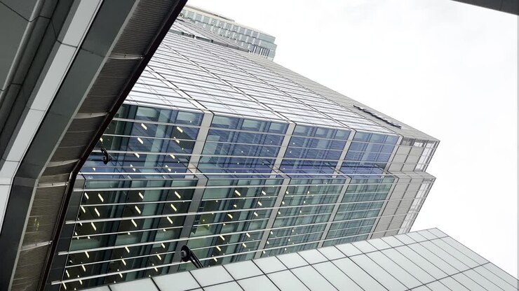 Grandi edifici con pareti di vetro riflettente. Luogo blindato per importanti riunioni d'affari. Uffici che gestiscono un sistema di osservazione con telecamere (CCTV) sotto il controllo di un'agenzia governativa CBDC. Torre molto alta, dall'aspetto cinematografico.