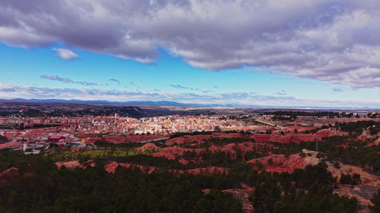 Vista da cidade sobre a paisagem vermelha perto de uma cidade na Espanha durante o dia